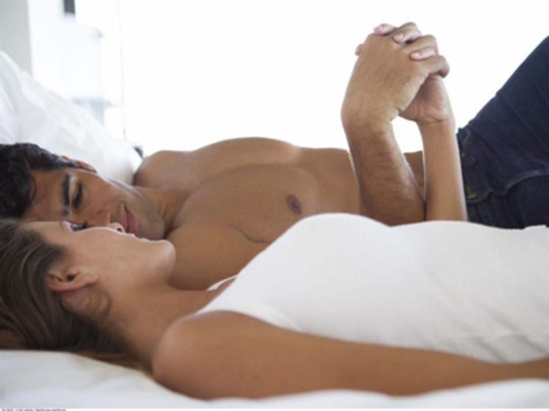 Вечером парочка легла в постель для домашнего секса с профессиональным минетом