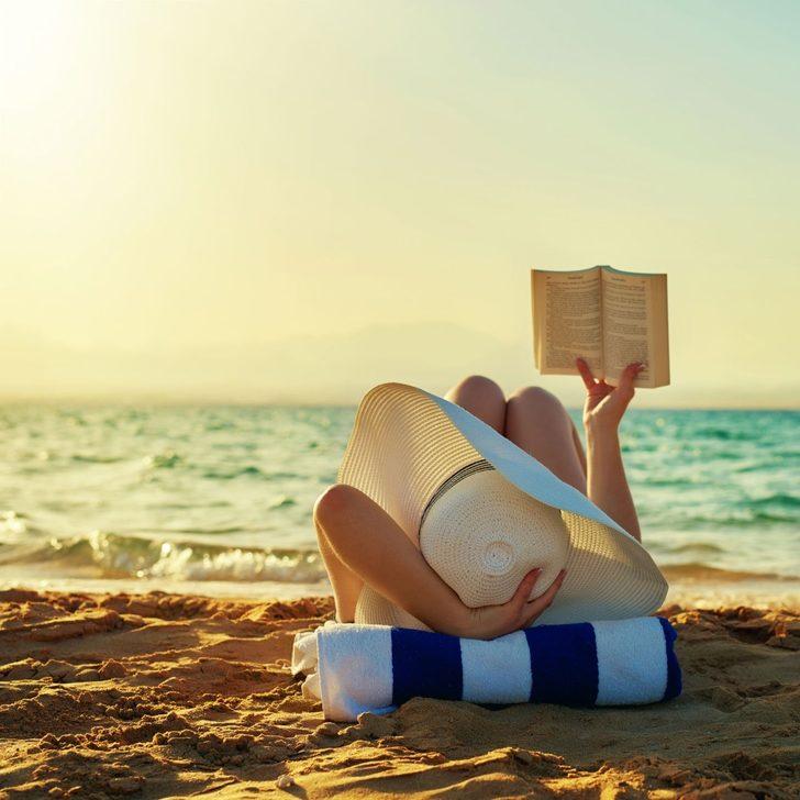 Грешница читает книгу на нудистском пляже