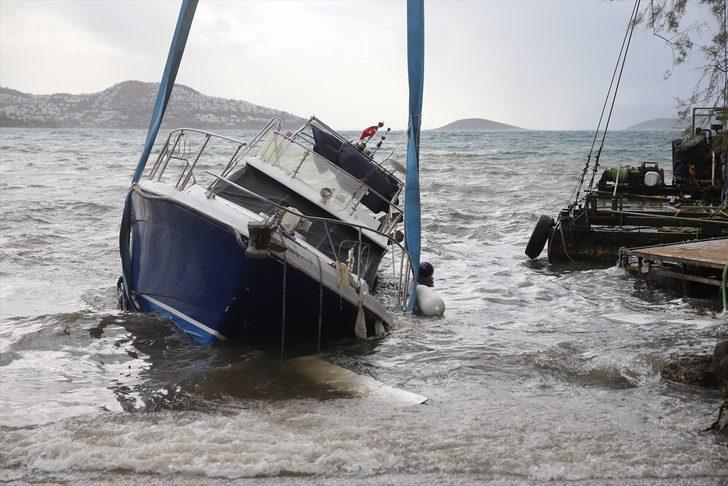 Bodrum da fırtına nedeniyle bir tekne karaya oturdu bazı iskeleler