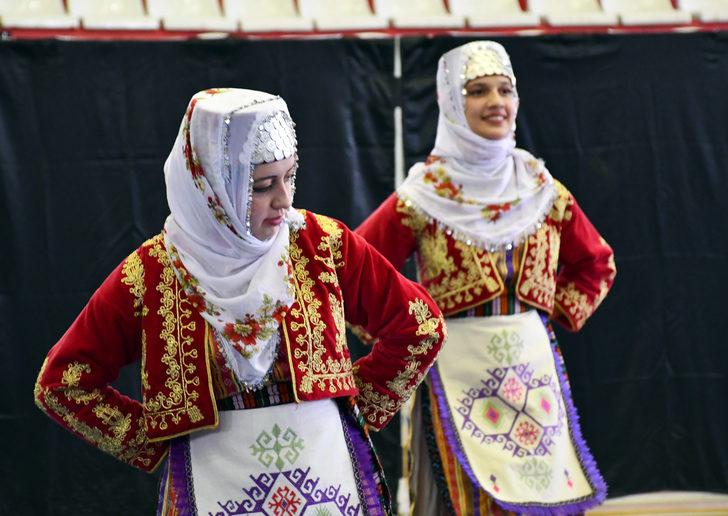 Sivas Ta D Zenlenen T Rkiye Halk Oyunlar Federasyonu B Lge Yar Mas