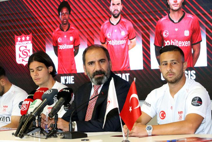 Demir Grup Sivasspor 7 futbolcu için toplu imza töreni düzenledi