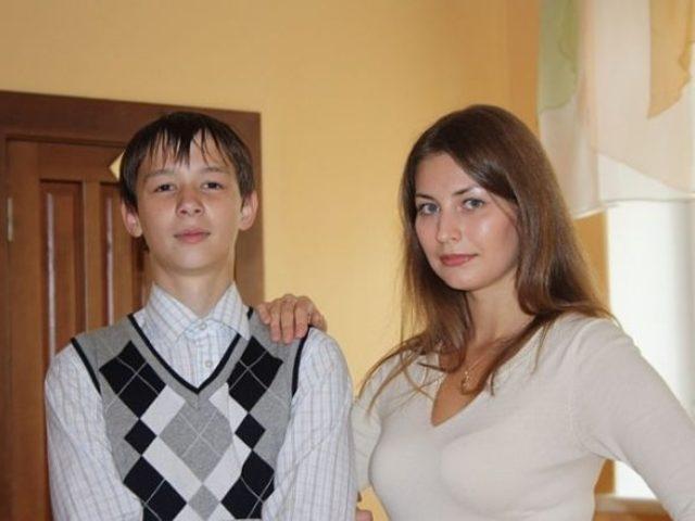 Смотреть онлайн Зрелый русский учитель склонил к сексу молоденькую студентку бесплатно