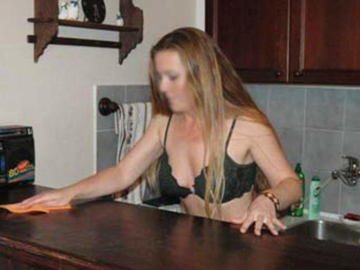 Сексуальная мама ходит по квартире с голыми титьками