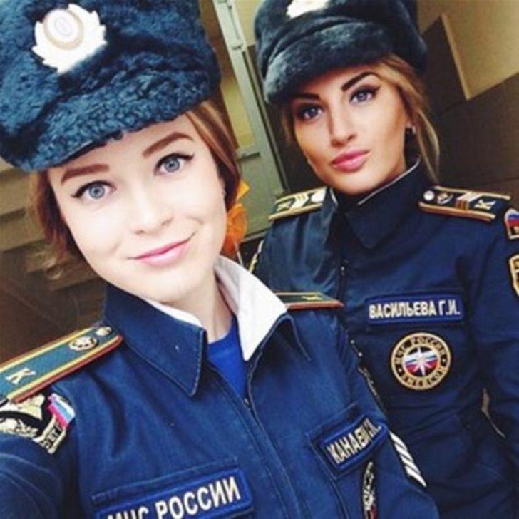 Полицейская с большими дойками снимает синюю униформу в спальне