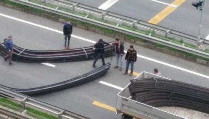 Tırın Dorsesinden Karadeniz Sahil Yoluna Düşen Demirler Ulaşımı Felç