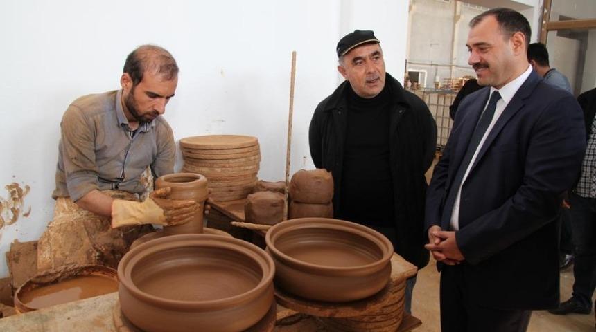 Vali Kaldırım, tekstil ve &ccedil;&ouml;mlek fabrikalarını inceledi