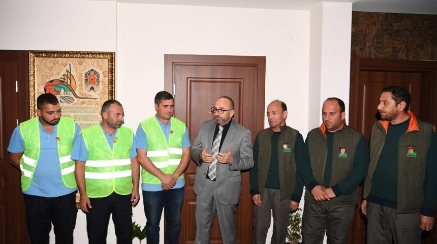 &Ccedil;&ouml;pteki altın ve para dolu &ccedil;antayı sahibine teslim eden iş&ccedil;i &ouml;d&uuml;llendirildi