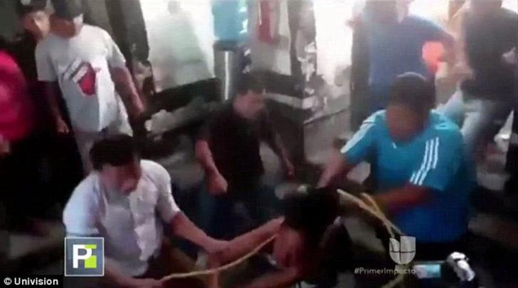 Meksika'da 2 kişi WhatsApp'tan yayılan sahte haber sonrası yakılarak öldürüldü G3