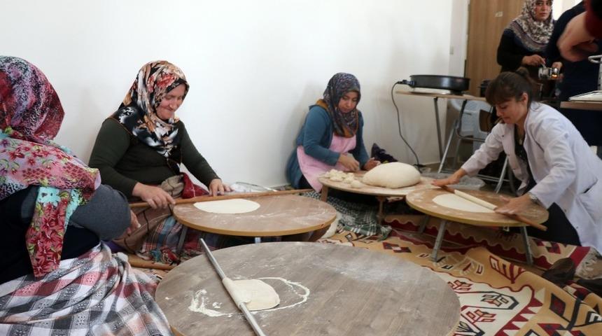 &Ouml;ğretmen ve &ouml;ğrenciler k&uuml;t&uuml;phane i&ccedil;in hamur a&ccedil;tılar