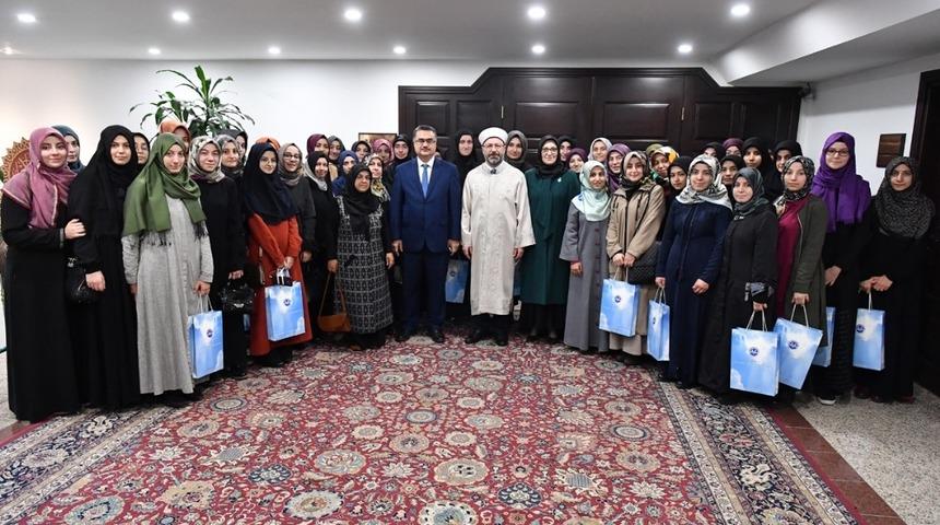 Diyanet İşleri Başkanı Erbaş, hafızlık yapan &uuml;niversite &ouml;ğrencilerini kabul etti