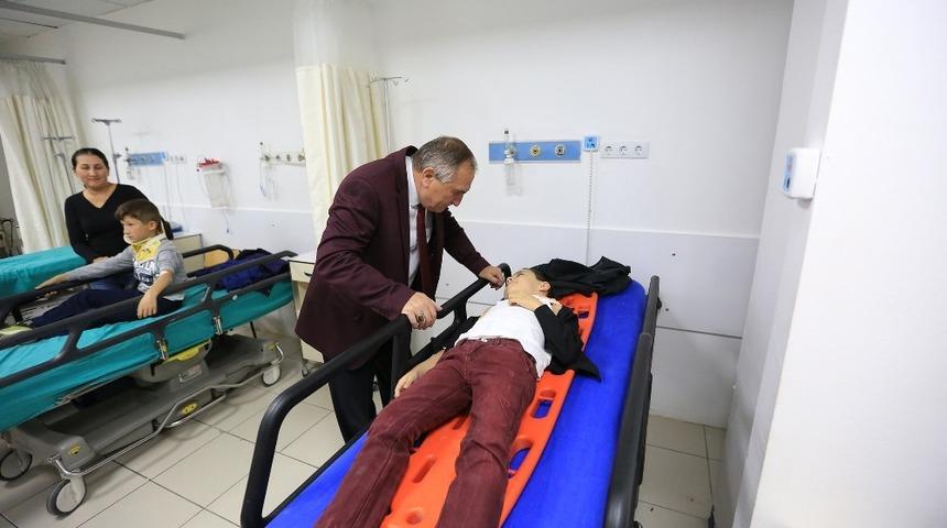 Başkan Yılmaz, kazada yaralanan &ouml;ğrencileri ziyaret etti