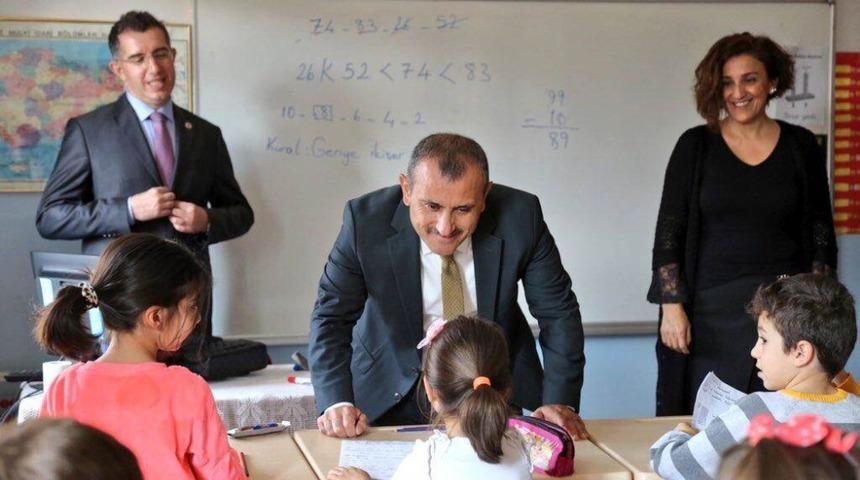 Vali Sonel&rsquo;den okul ziyareti