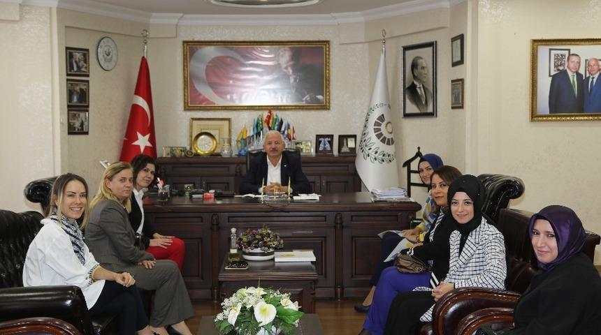 Ak kadınlardan Torbalı &ccedil;ıkarması