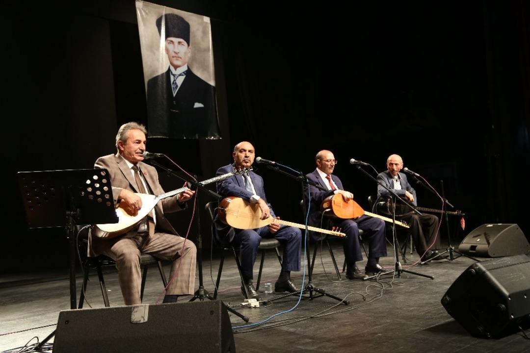 Atat&uuml;rk, aşıklarla anıldı