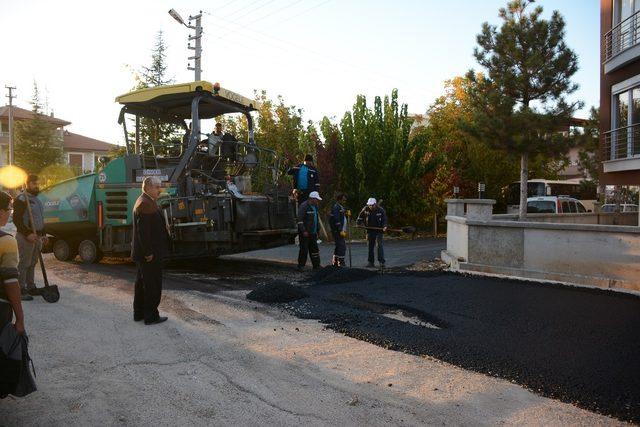 Dinar’da sıcak asfalt serme çalışmaları devam ediyor