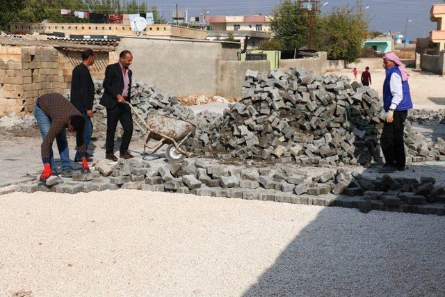 Akçakale’de beton yol çalışmaları sürüyor