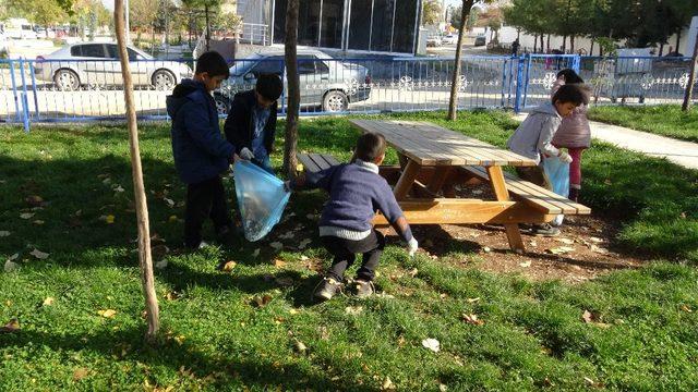 Gercüş’te öğrenciler temiz çevre için çöp topladı