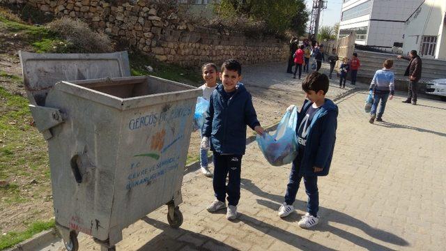 Gercüş’te öğrenciler temiz çevre için çöp topladı