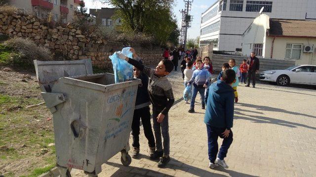 Gercüş’te öğrenciler temiz çevre için çöp topladı