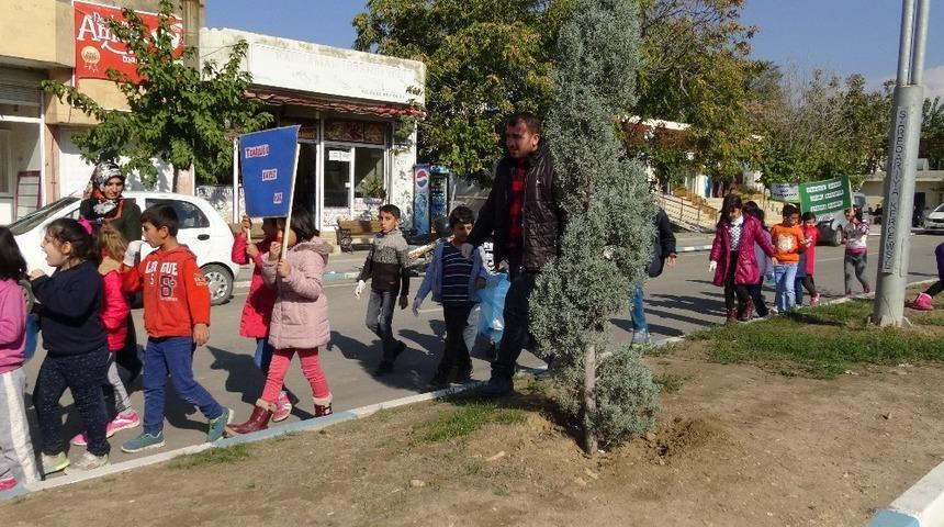 Gerc&uuml;ş&rsquo;te &ouml;ğrenciler temiz &ccedil;evre i&ccedil;in &ccedil;&ouml;p topladı