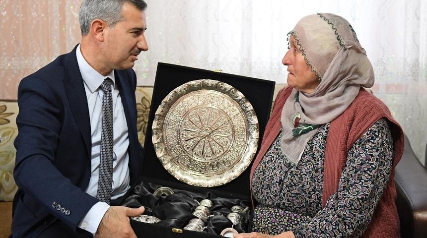 ‘Tut Elimden’ projesi ile engelli vatandaşlara hizmet veriliyor