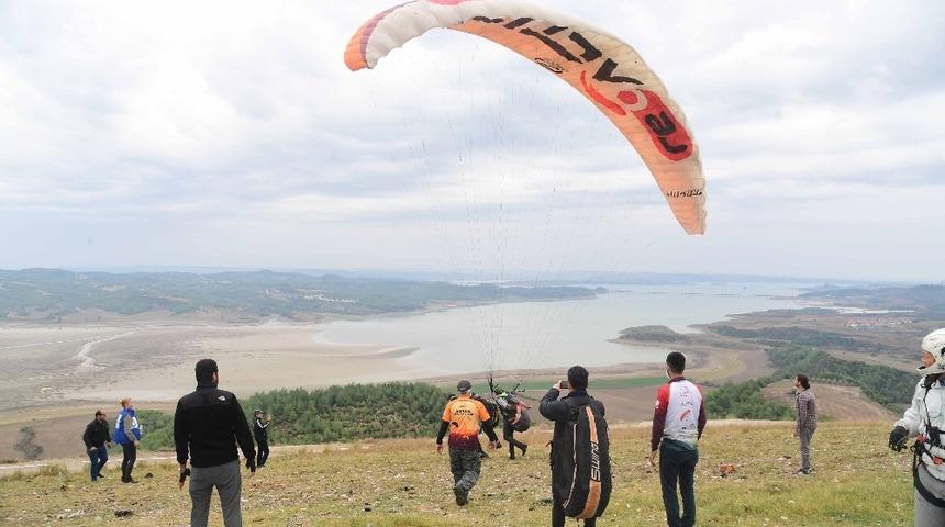 L&ouml;semiyi yenen &ccedil;ocuklar yama&ccedil; paraş&uuml;t&uuml;yle moral depoladı