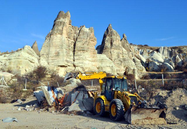 Kapadokya'da üzeri toprakla örtülen kaçak yapı yıkıldı