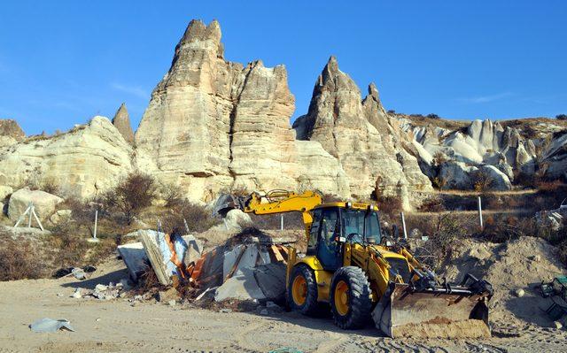 Kapadokya'da üzeri toprakla örtülen kaçak yapı yıkıldı