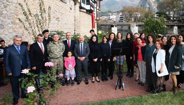 İşten arta kalan zamanlarında resim yapan kadınlardan sergi