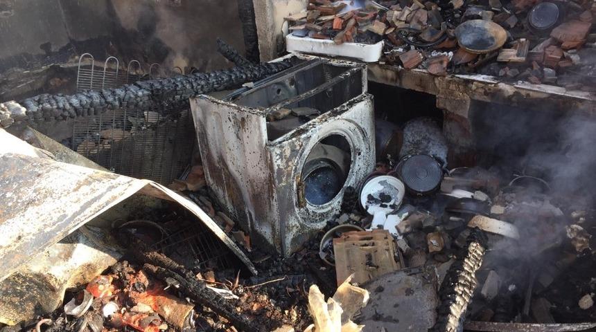 Balıkesir&rsquo;de yangında 3 ev kullanılamaz hale geldi