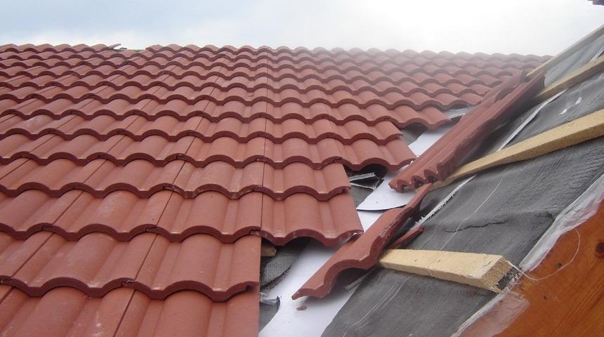 Uşak&rsquo;ta &ccedil;atıdan d&uuml;şen vatandaş hayatını kaybetti