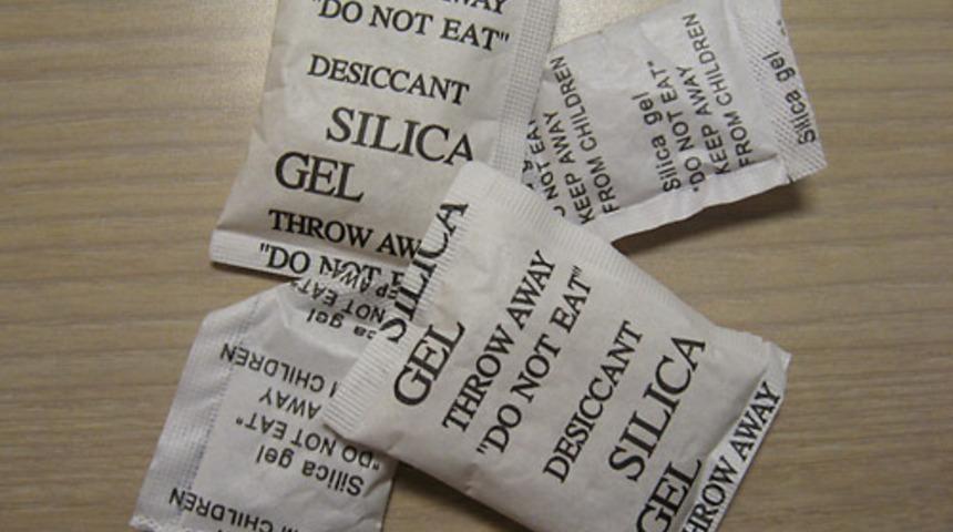 Kutulardan &Ccedil;ıkan Silika Jel Paketlerini Atmayın, &Ccedil;ok İşe Yarıyorlar!