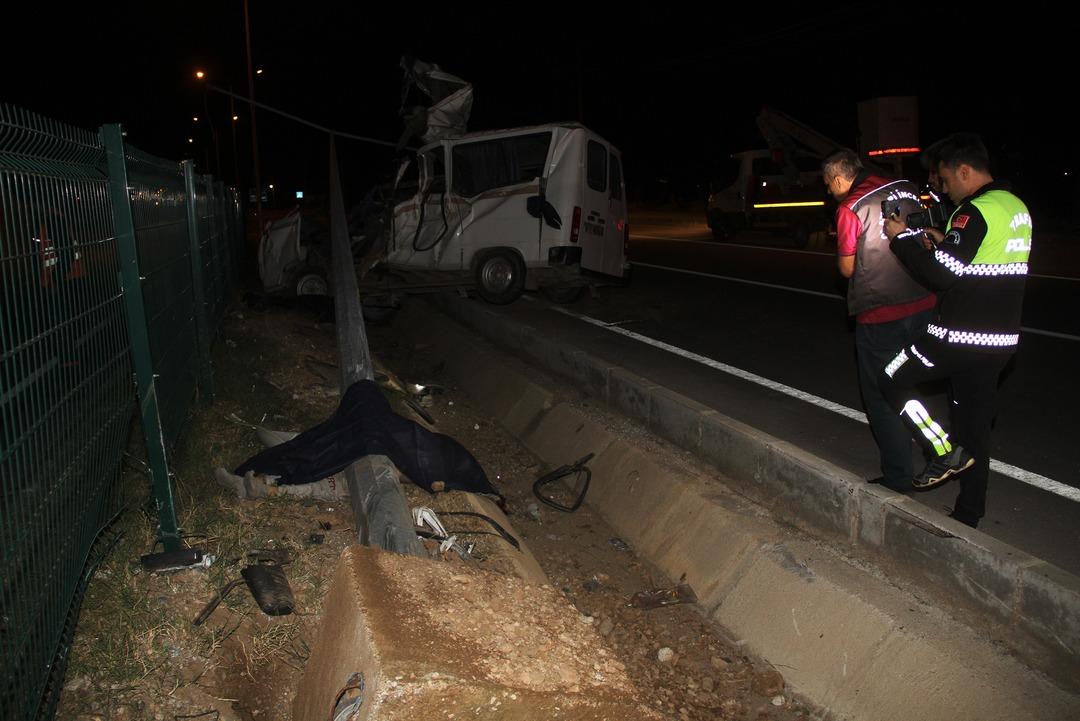 Elektrik direğine &ccedil;arptı, parampar&ccedil;a oldu! Feci &ouml;l&uuml;m