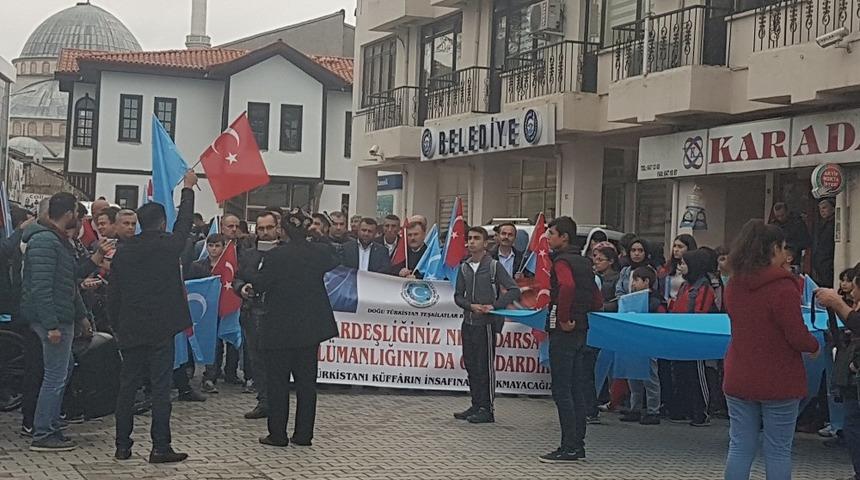 Doğu T&uuml;rkistan i&ccedil;in y&uuml;r&uuml;d&uuml;ler
