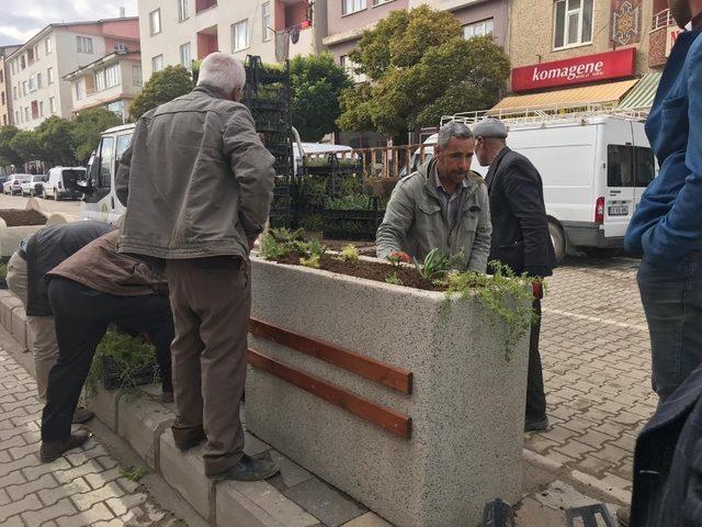 Hizan Belediyesinden refüj ve peyzaj çalışmaları