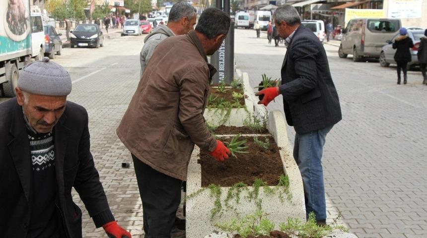 Hizan Belediyesinden ref&uuml;j ve peyzaj &ccedil;alışmaları