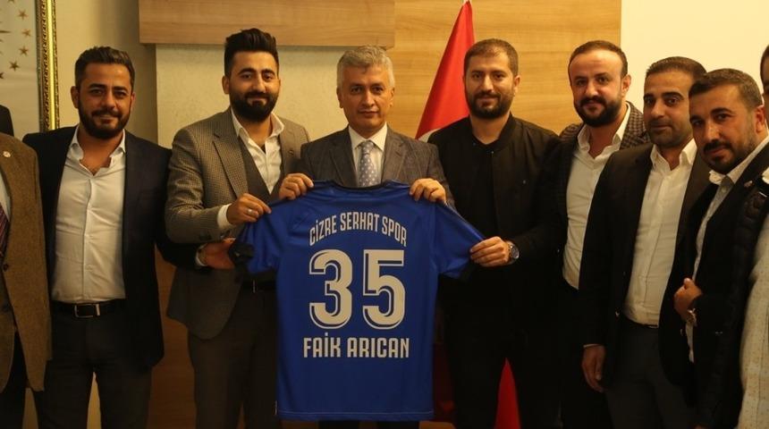 Cizre Serhatspor yönetiminden kaymakama takım forması hediye edildi