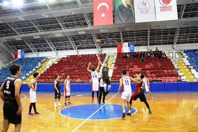 Okul Sporları Genç Erkekler Basketbol müsabakaları başladı