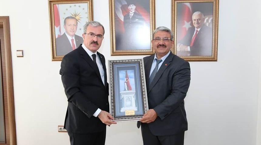 Vali’ye Şehit Sancaktar Anıtı tablosu