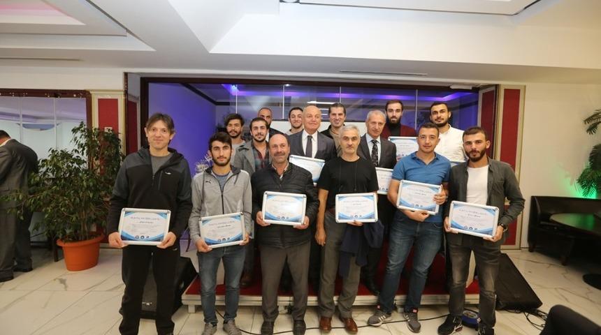 Sapanca G&ouml;l&uuml;&rsquo;n&uuml; y&uuml;zerek karşıya ge&ccedil;en sporcular &ouml;d&uuml;llendirildi