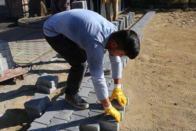 Toprak olan okul bahçelerine kilitli parke taşı döşendi