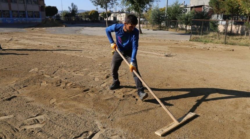 Toprak olan okul bah&ccedil;elerine kilitli parke taşı d&ouml;şendi