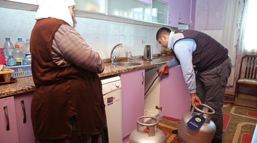 Buca&rsquo;da bin 500 aileye 4 bin 500 t&uuml;p desteği