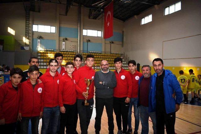 Kartepe Belediyespor voleybolda liderliği bırakmıyor