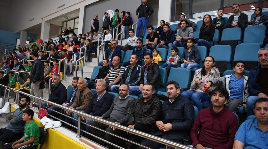 Kartepe Belediyespor voleybolda liderliği bırakmıyor