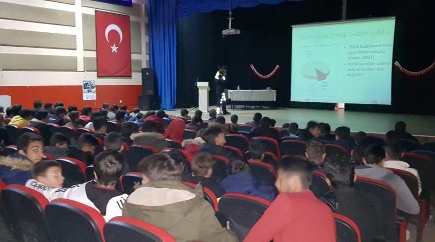 &Ouml;ğrencilere trafik kuralları ve kaideleri anlatıldı