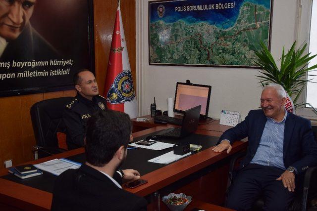 Lapseki İl&ccedil;e Emniyet M&uuml;d&uuml;r&uuml; Yenici&rsquo;ye tebrik  ziyareti 1