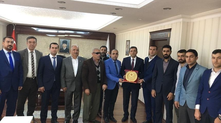 Vali Şahin&rsquo;e ilk plaket şehit yakınlarından