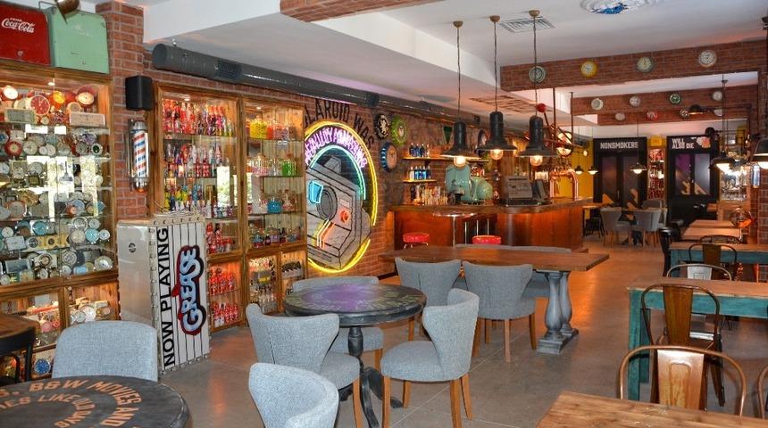 D&uuml;nya&rsquo;dan topladığı &uuml;r&uuml;nlerle iş yerini dekore etti