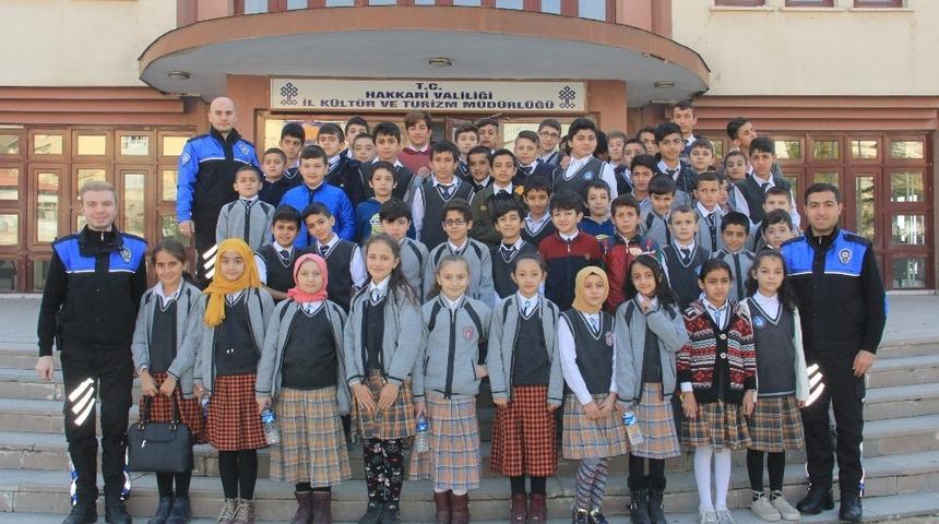 Hakkarili &ouml;ğrencilerin sinema sevinci